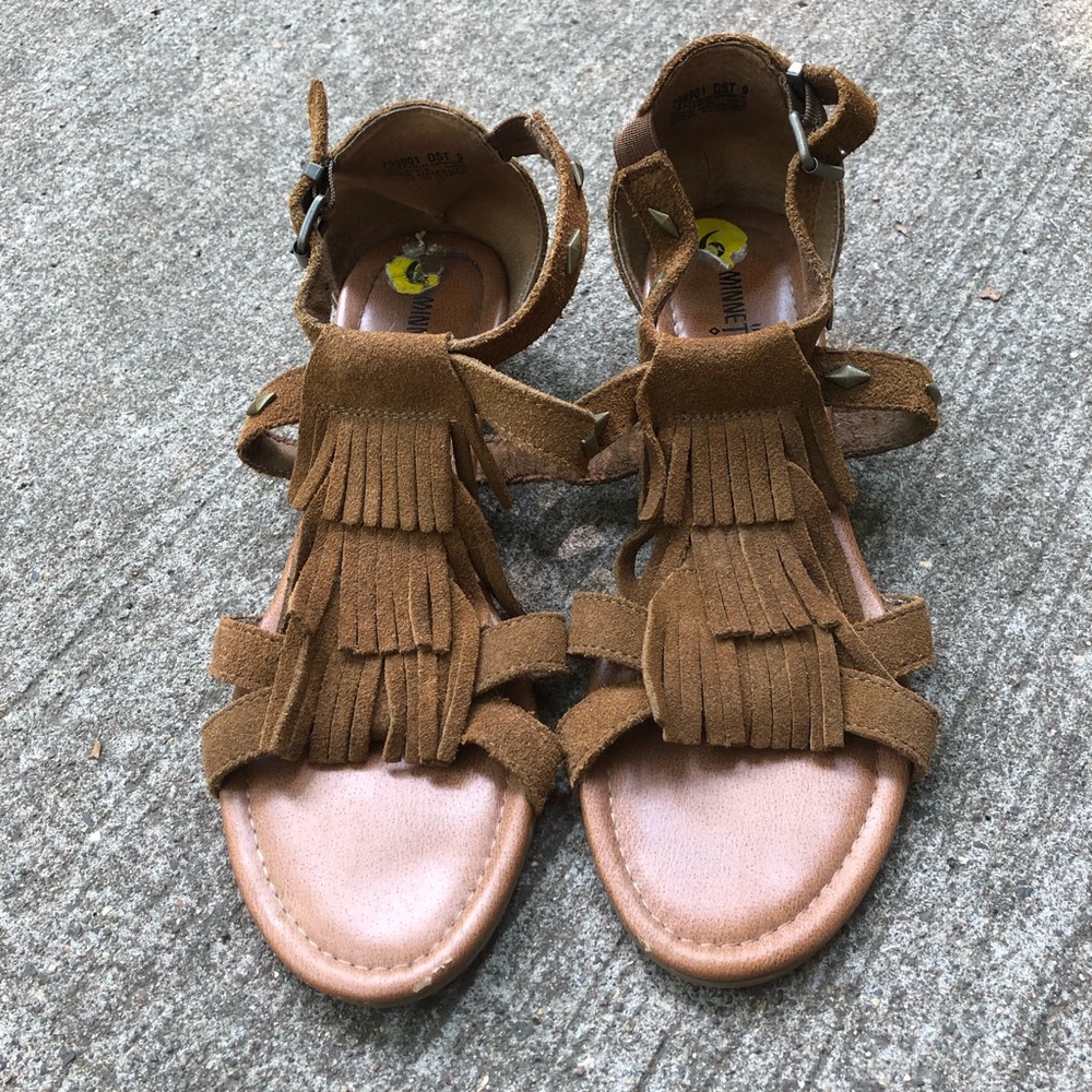 Minnetonka Moccasins fringe sandals